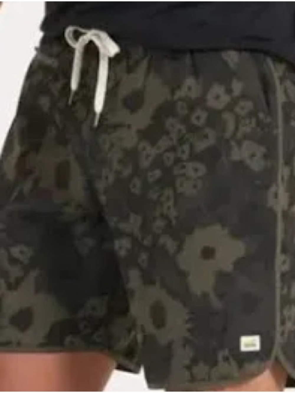 Vuori Men’s VS30 7 Inch Banks Shorts in CFO / Oregano Camo Flower Pattern Large